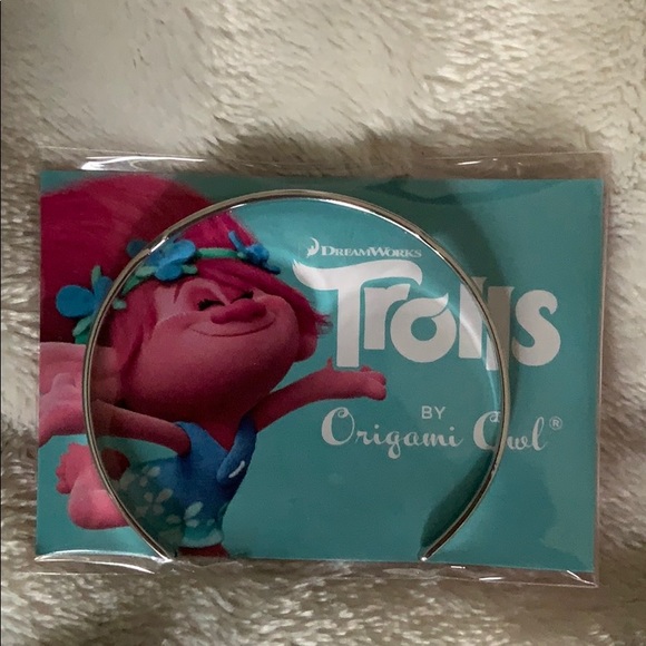 *price drop* Trolls bracelet & 3 pins! NIP $18 - Picture 4 of 6